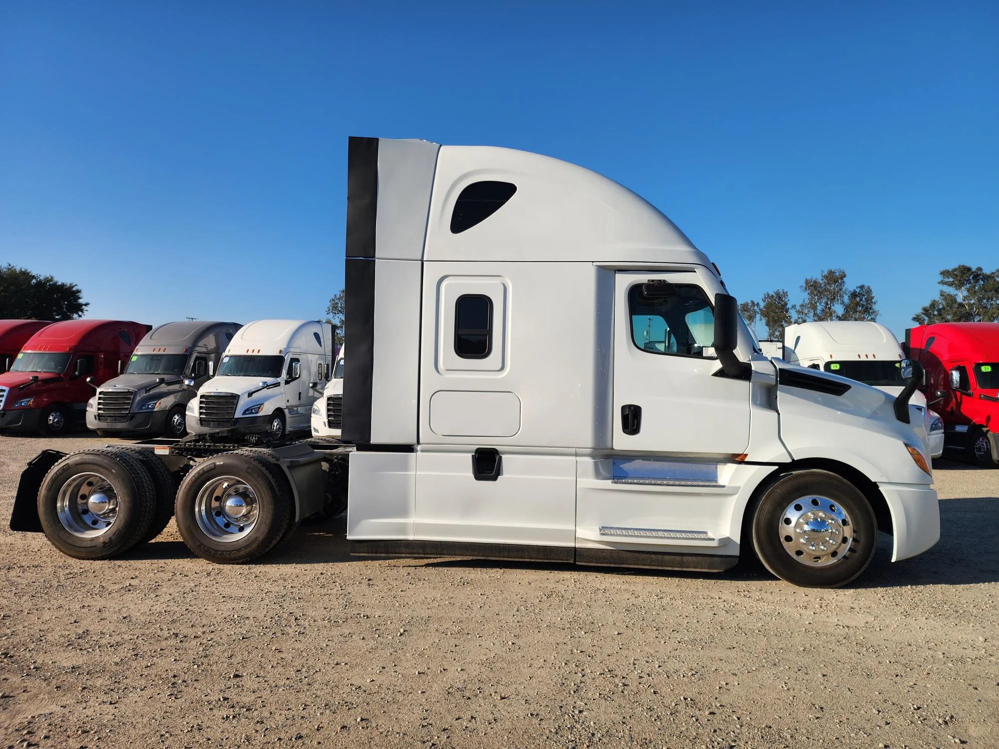 2020 Freightliner Cascadia in Fresno, CA — photo 7