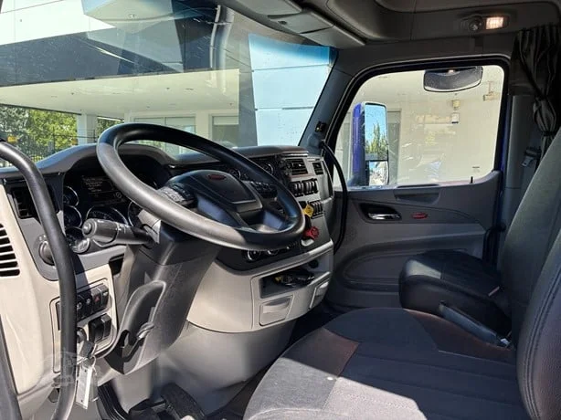 2021 Peterbilt 579 in Portland, OR — photo 12