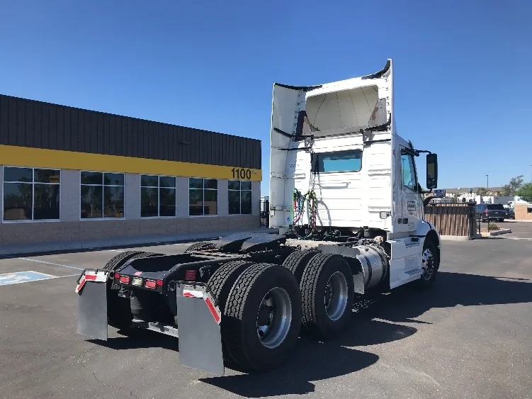 2021 Volvo VNR 640 - image 7