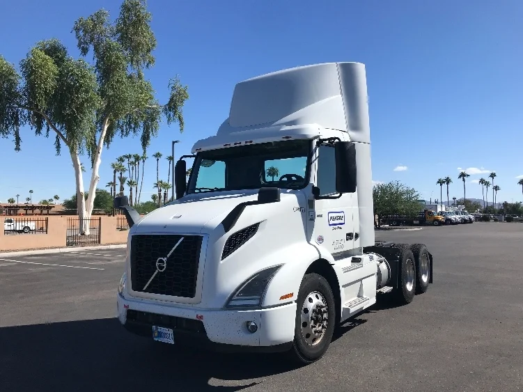 2021 Volvo VNR 640 - image 3