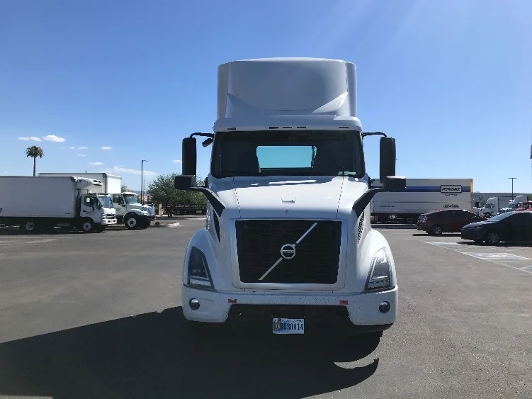 2021 Volvo VNR 640 - image 2