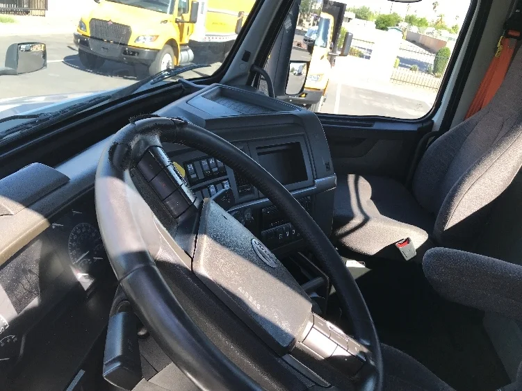 2021 Volvo VNR 640 - image 10