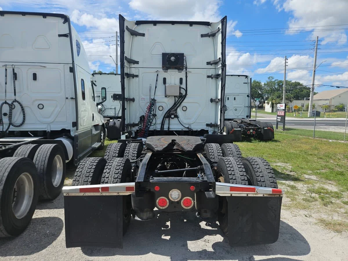 2019 Freightliner Cascadia - image 5