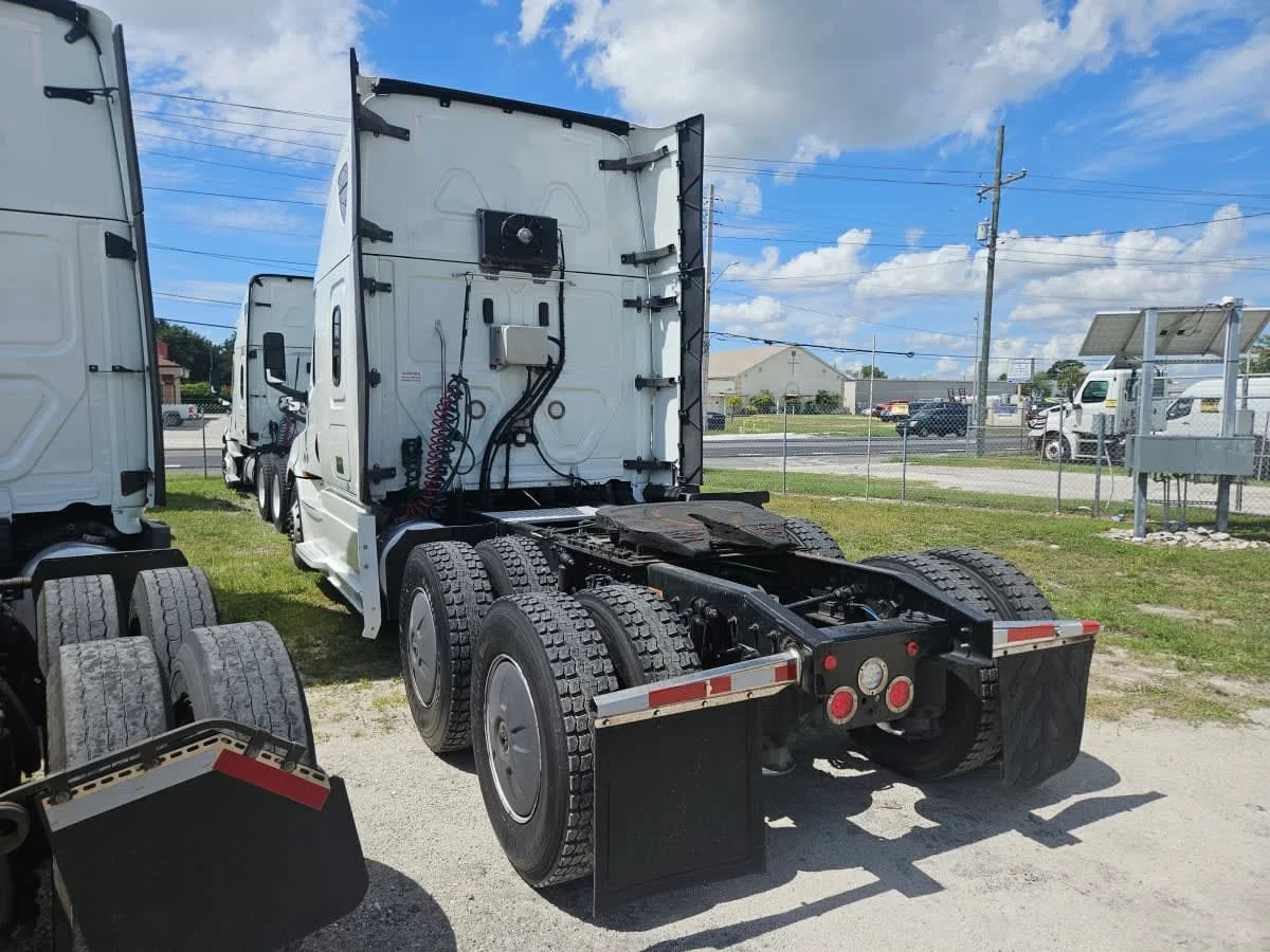 2019 Freightliner Cascadia - image 6