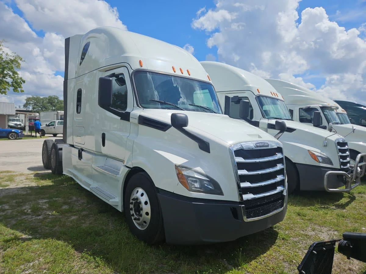 2019 Freightliner Cascadia - image 3