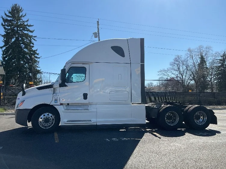 2023 Freightliner Cascadia in Akron, OH — photo 4