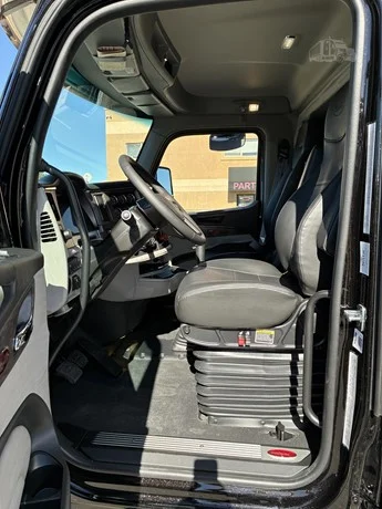 2027 Peterbilt 567 - image 37