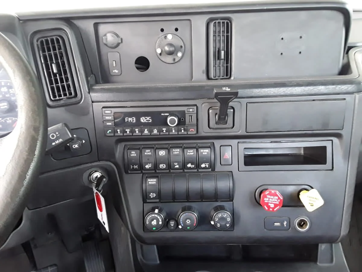 2019 International LT in Hilliard, OH — photo 9