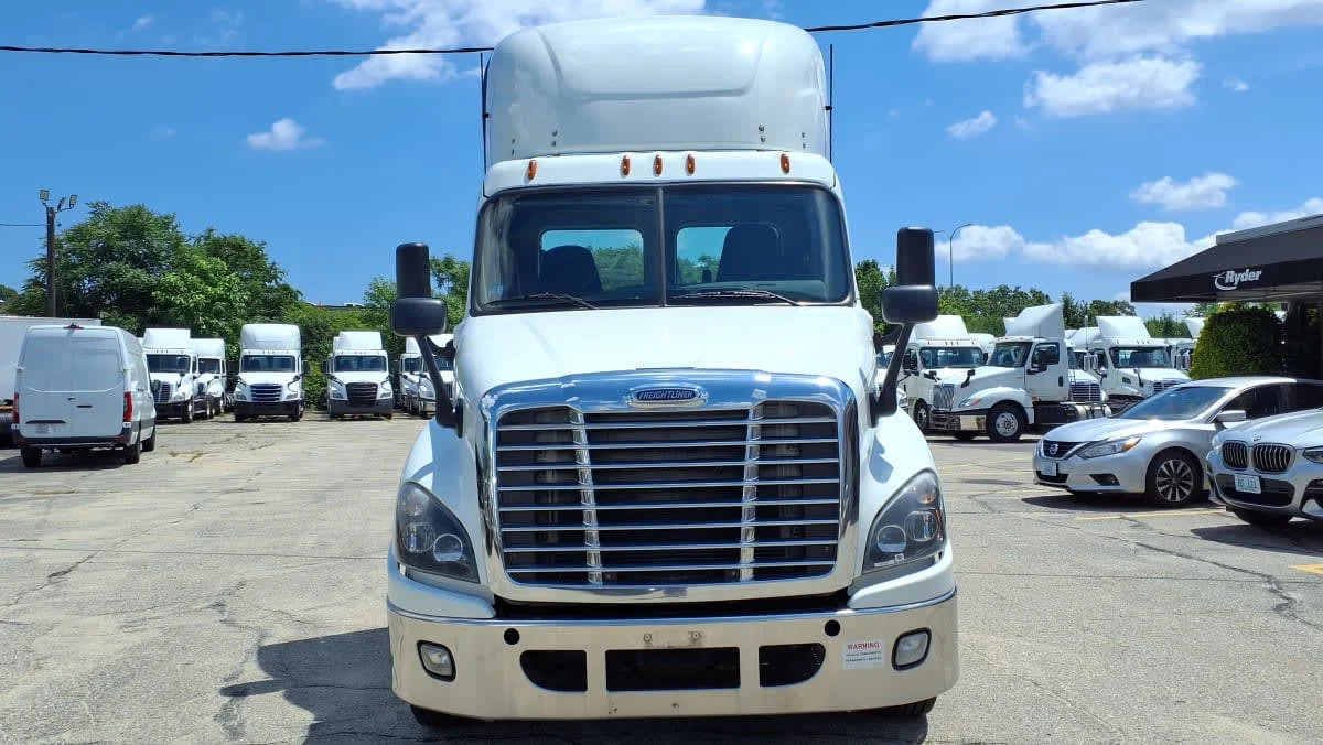 2019 Freightliner Cascadia in Warwick, RI — photo 2