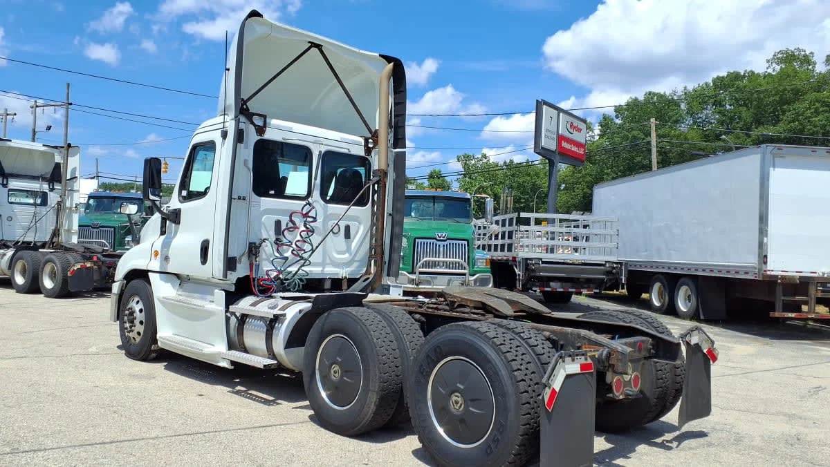 2019 Freightliner Cascadia in Warwick, RI — photo 6