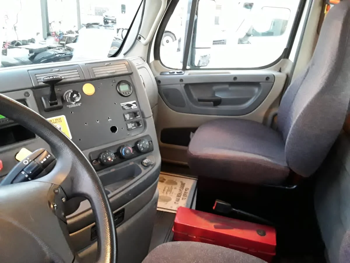 2017 Freightliner Cascadia in Altoona, IA — photo 7