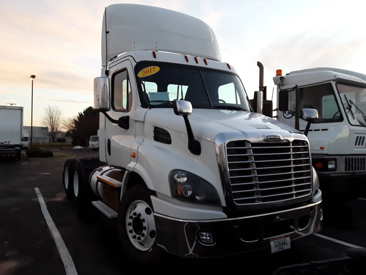 2017 Freightliner Cascadia in Altoona, IA — photo 3
