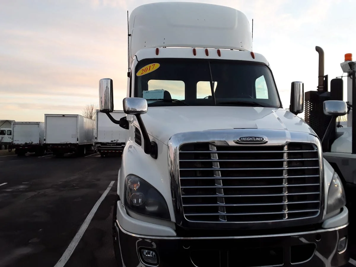 2017 Freightliner Cascadia in Altoona, IA — photo 2