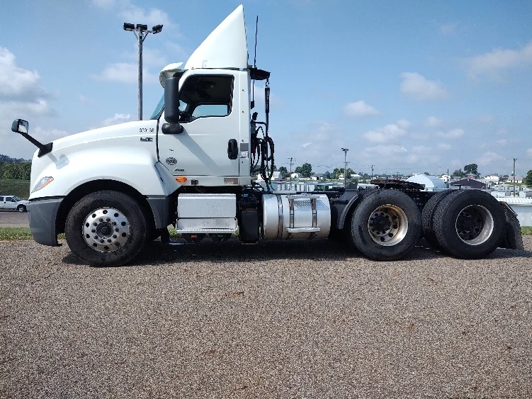 2019 International LT in Akron, OH — photo 4