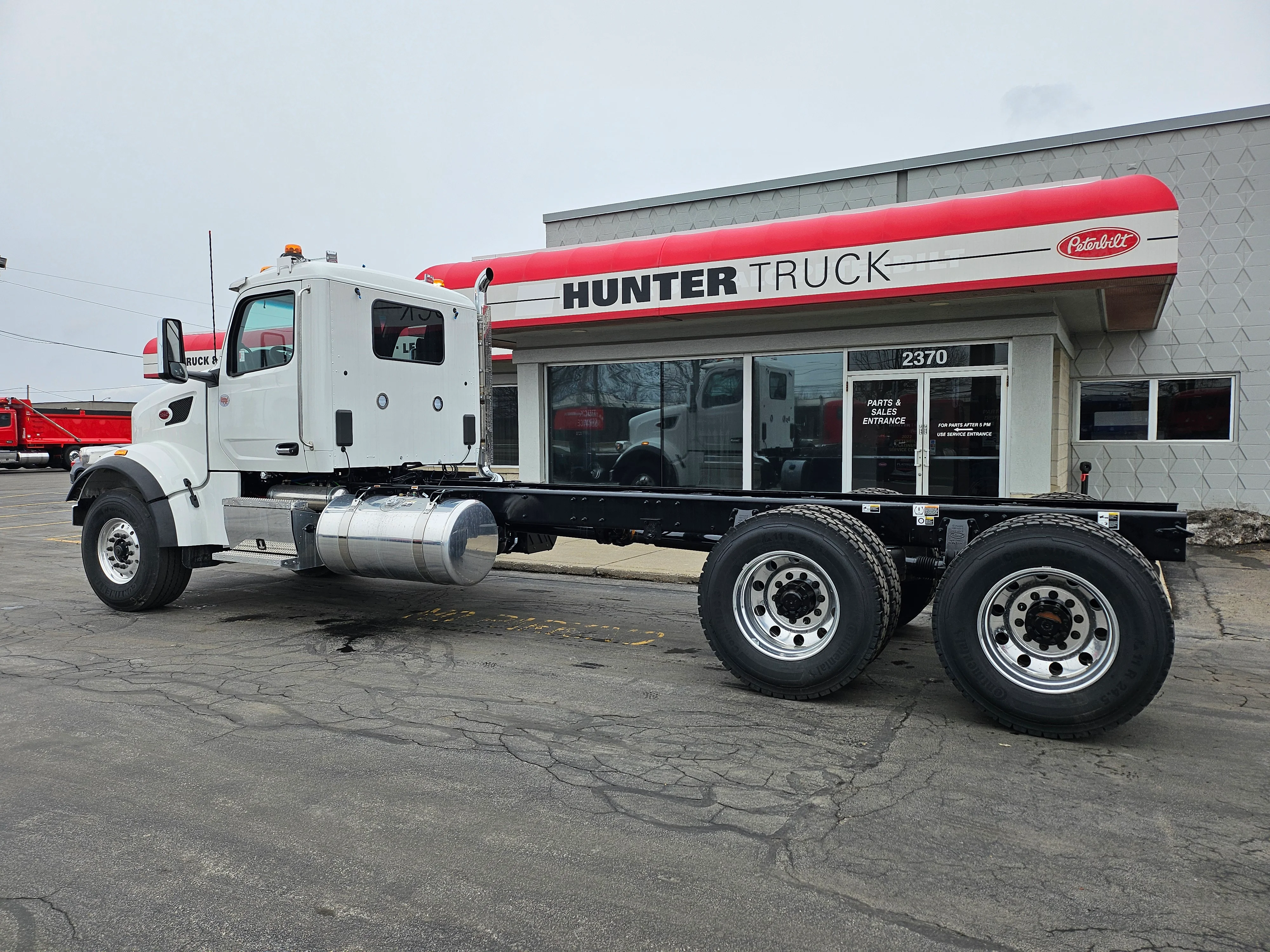 2025 Peterbilt 567 - image 3