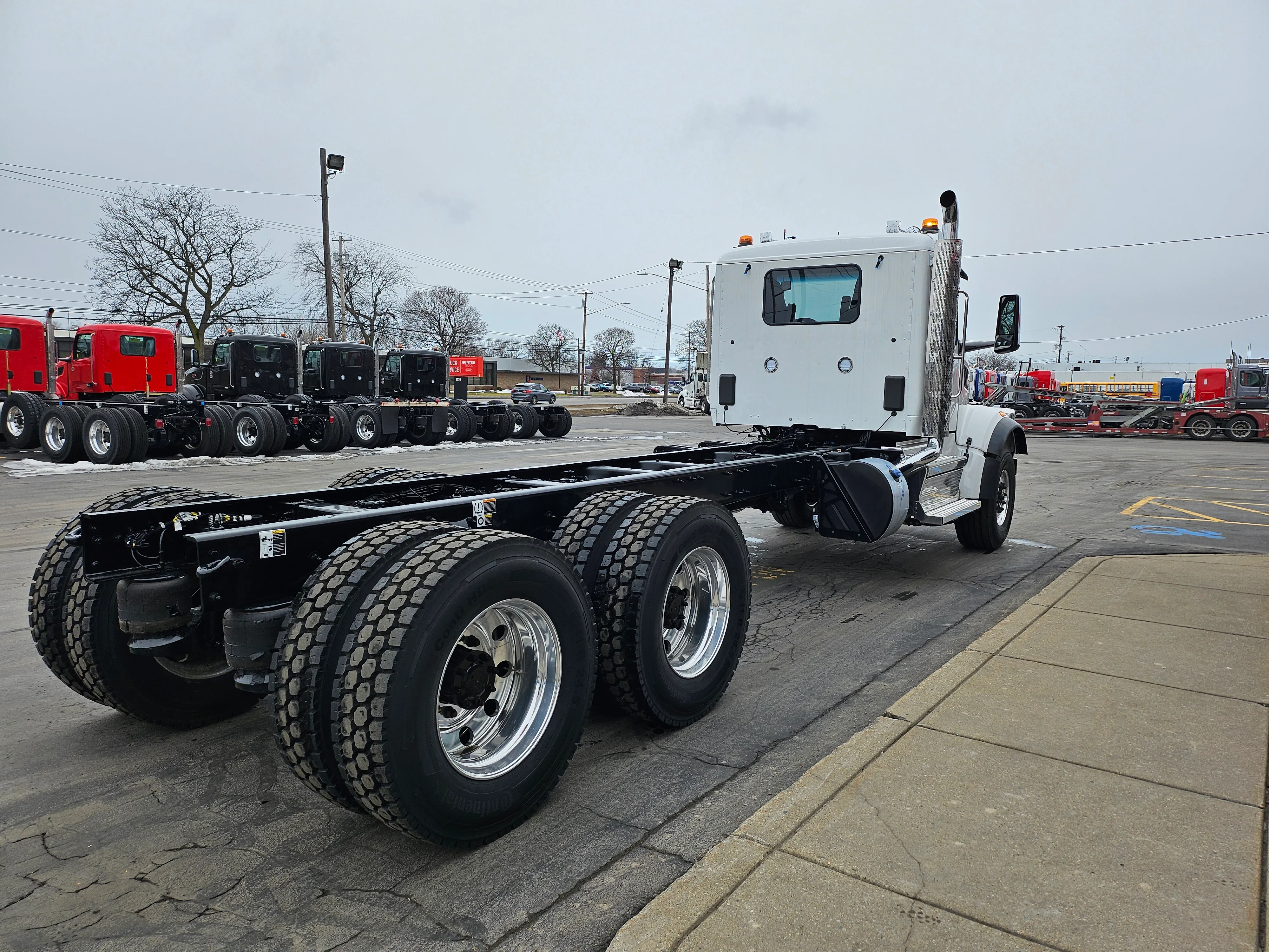 2025 Peterbilt 567 - image 4