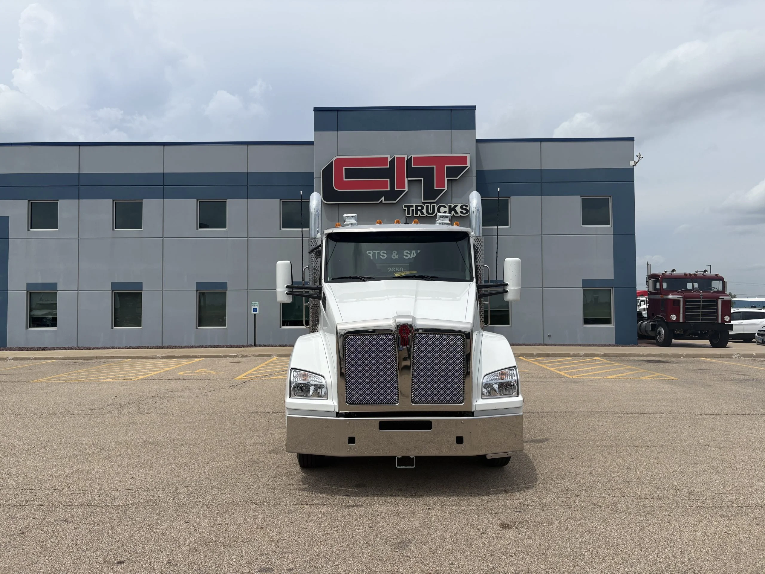 2027 Kenworth T880 in Peru, IL — photo 2