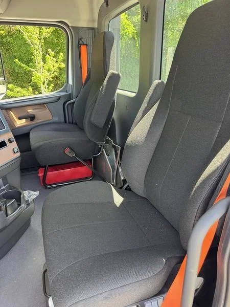 2027 Freightliner Cascadia — photo 7
