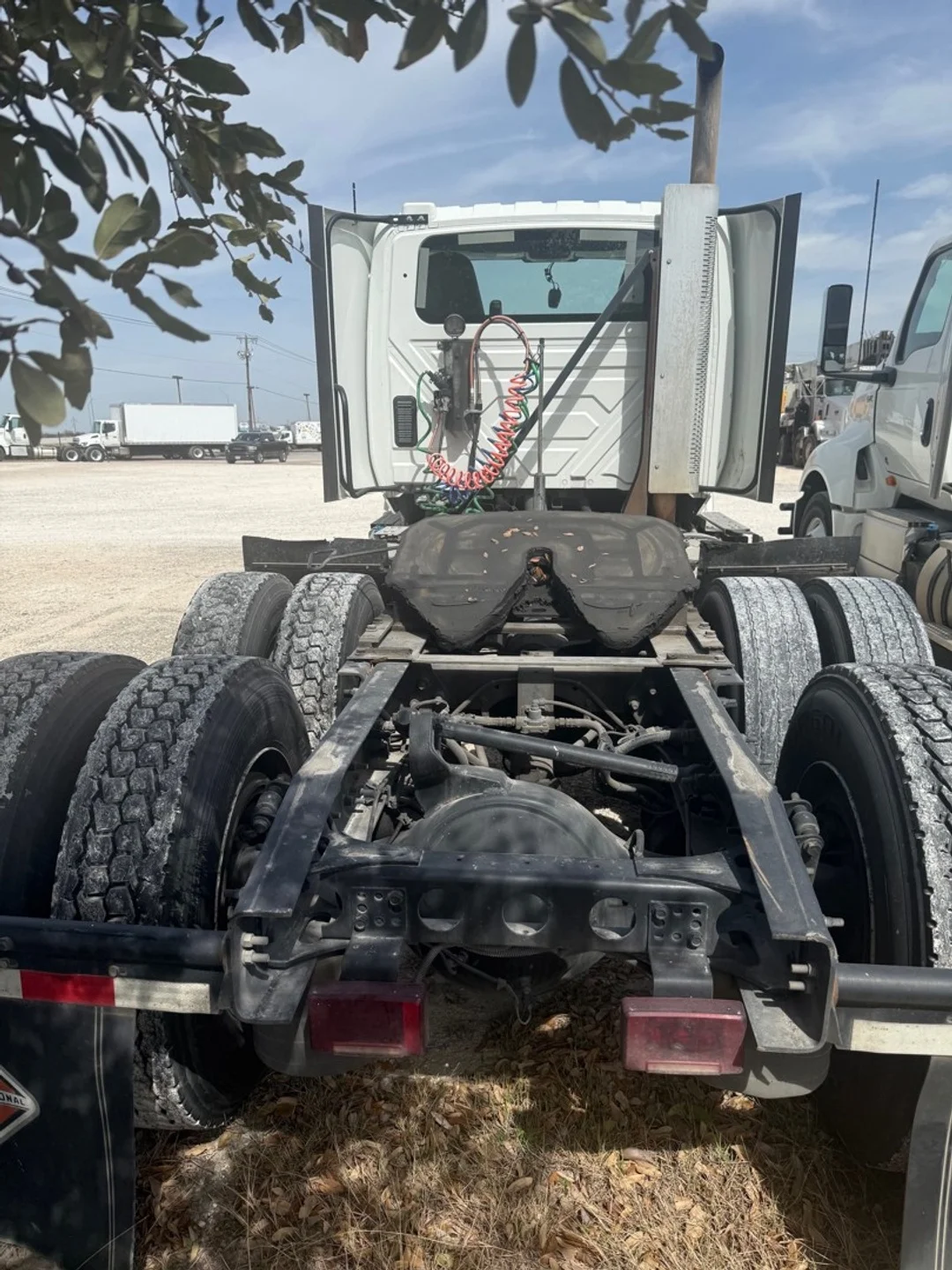 2021 International LT - image 3