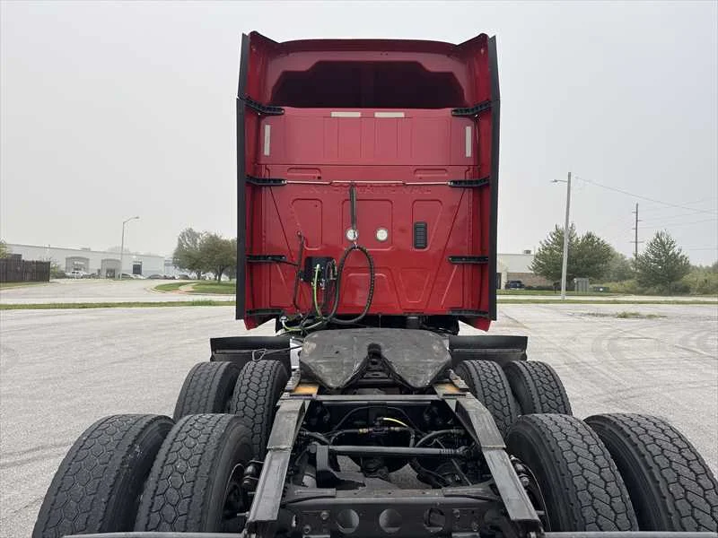 2021 International LT - image 4