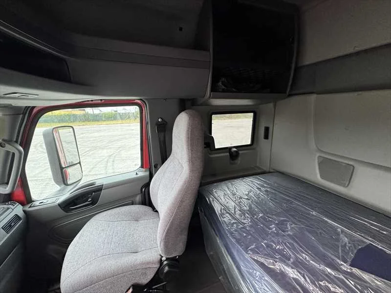 2021 International LT - image 15