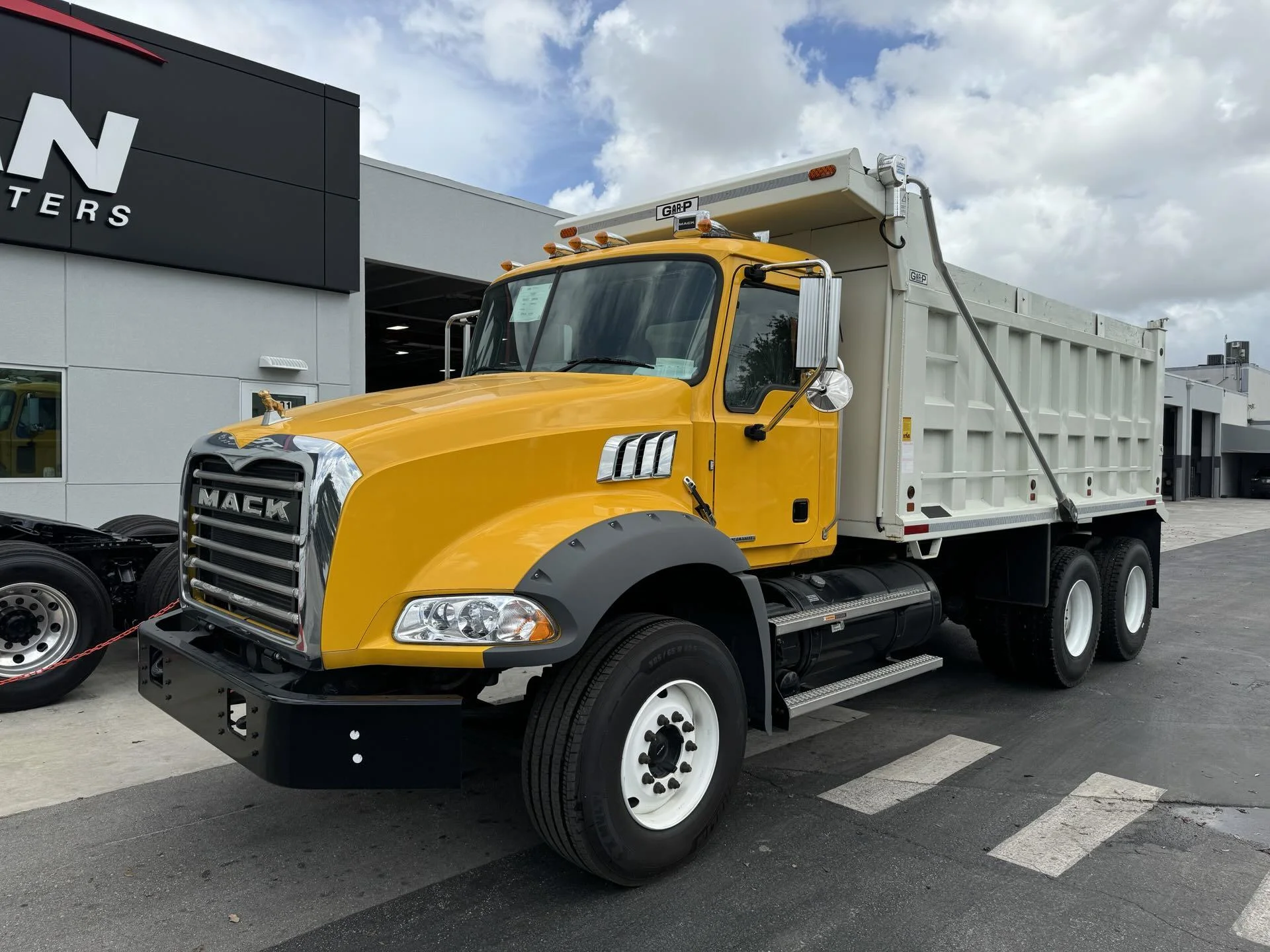2023 Mack Granite in Miami, FL