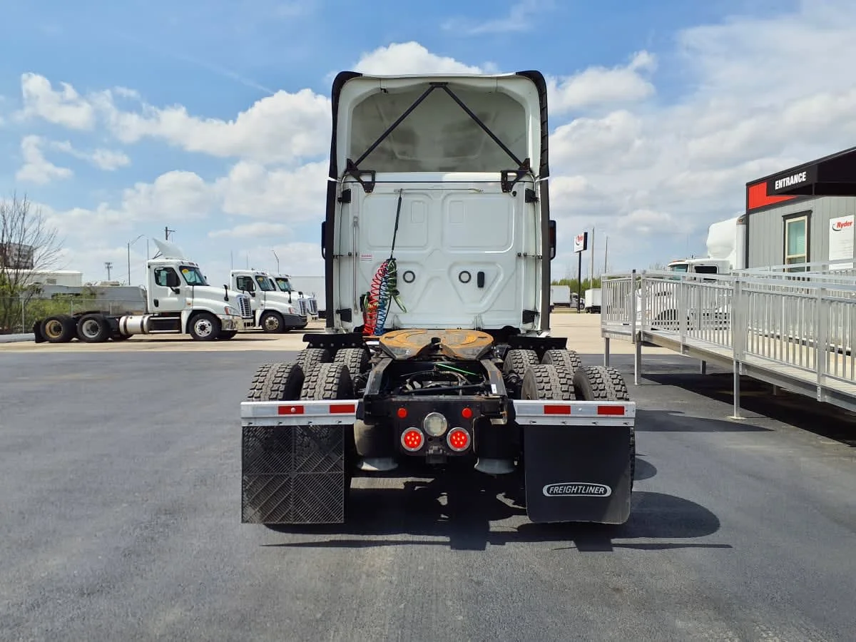 2019 Freightliner Cascadia in Clarksville, IN — photo 5