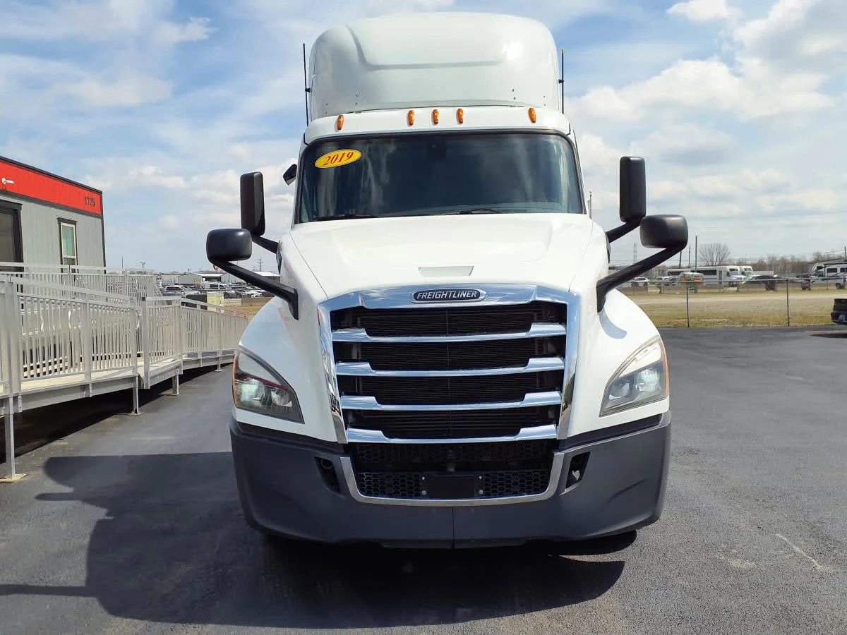 2019 Freightliner Cascadia in Clarksville, IN — photo 2