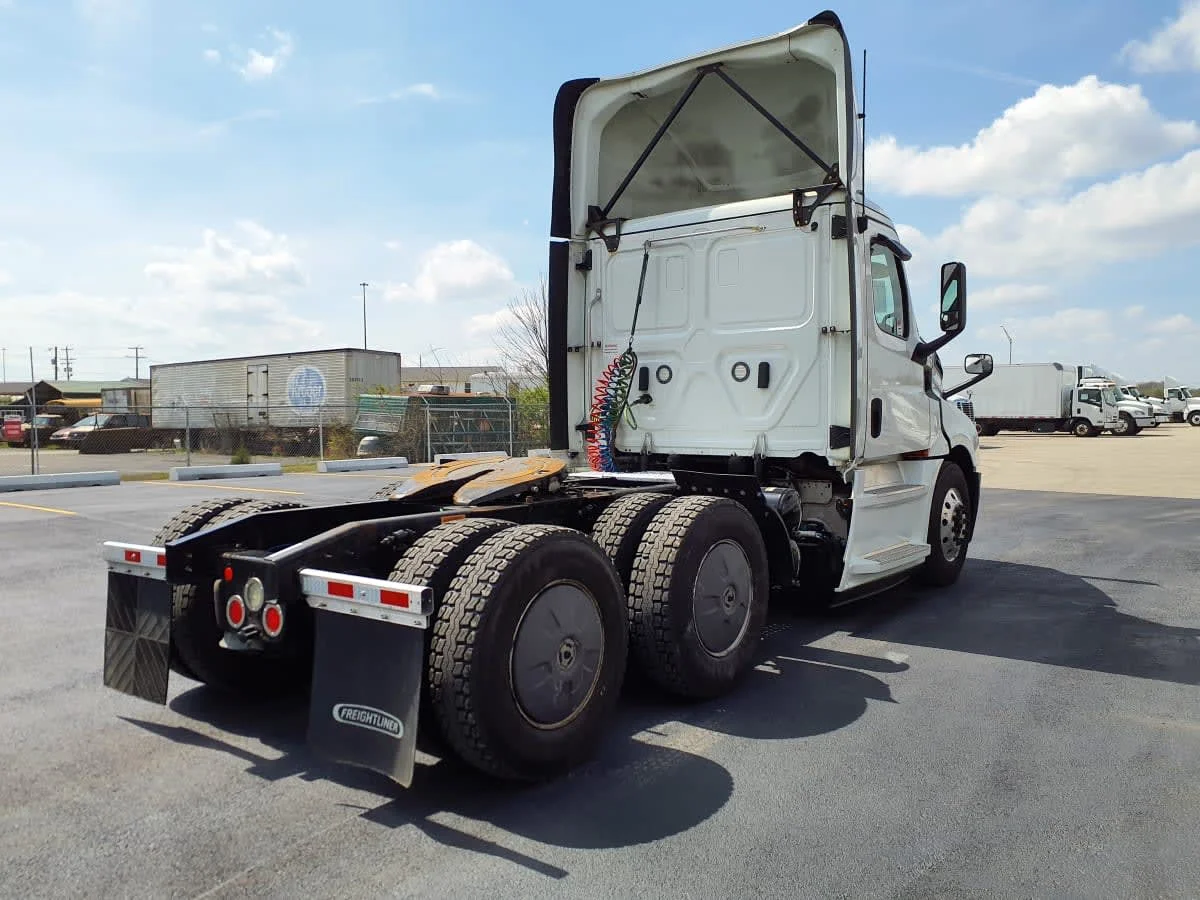 2019 Freightliner Cascadia in Clarksville, IN — photo 4