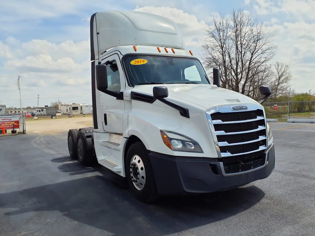 2019 Freightliner Cascadia in Clarksville, IN — photo 3