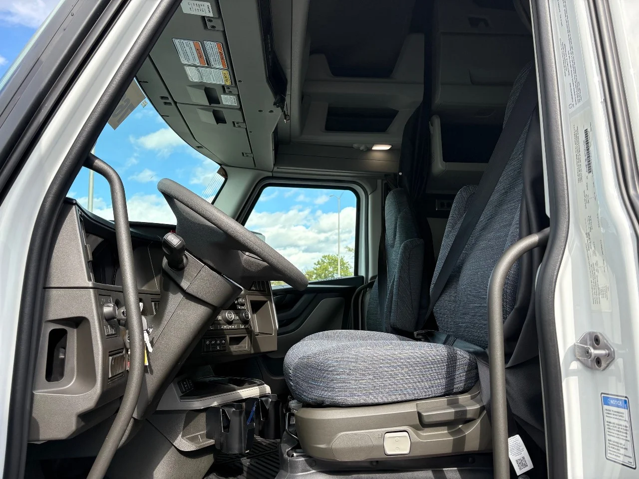 2026 Volvo VNL 860 in Des Plaines, IL — photo 2
