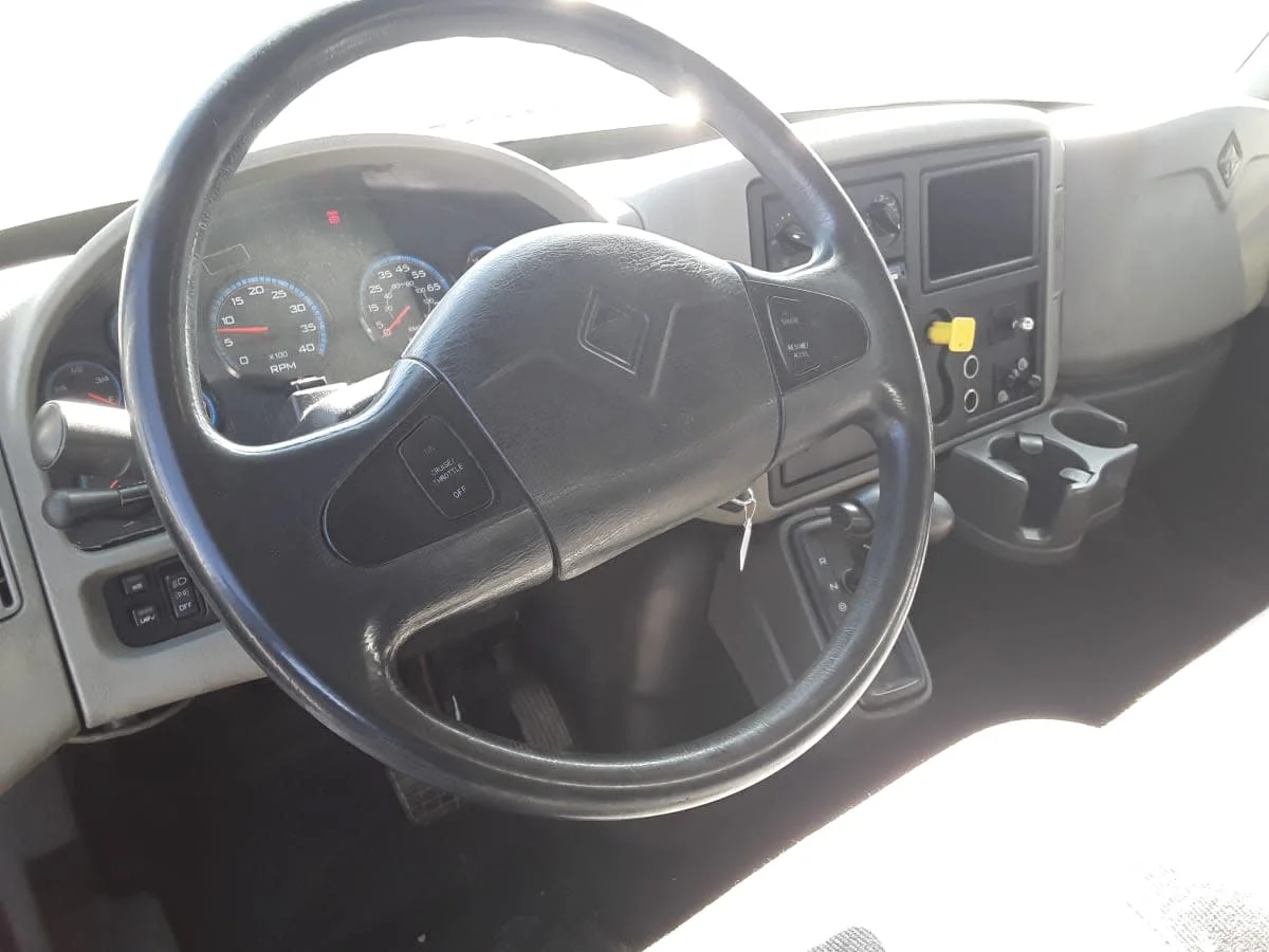 2016 International 4300 - image 12