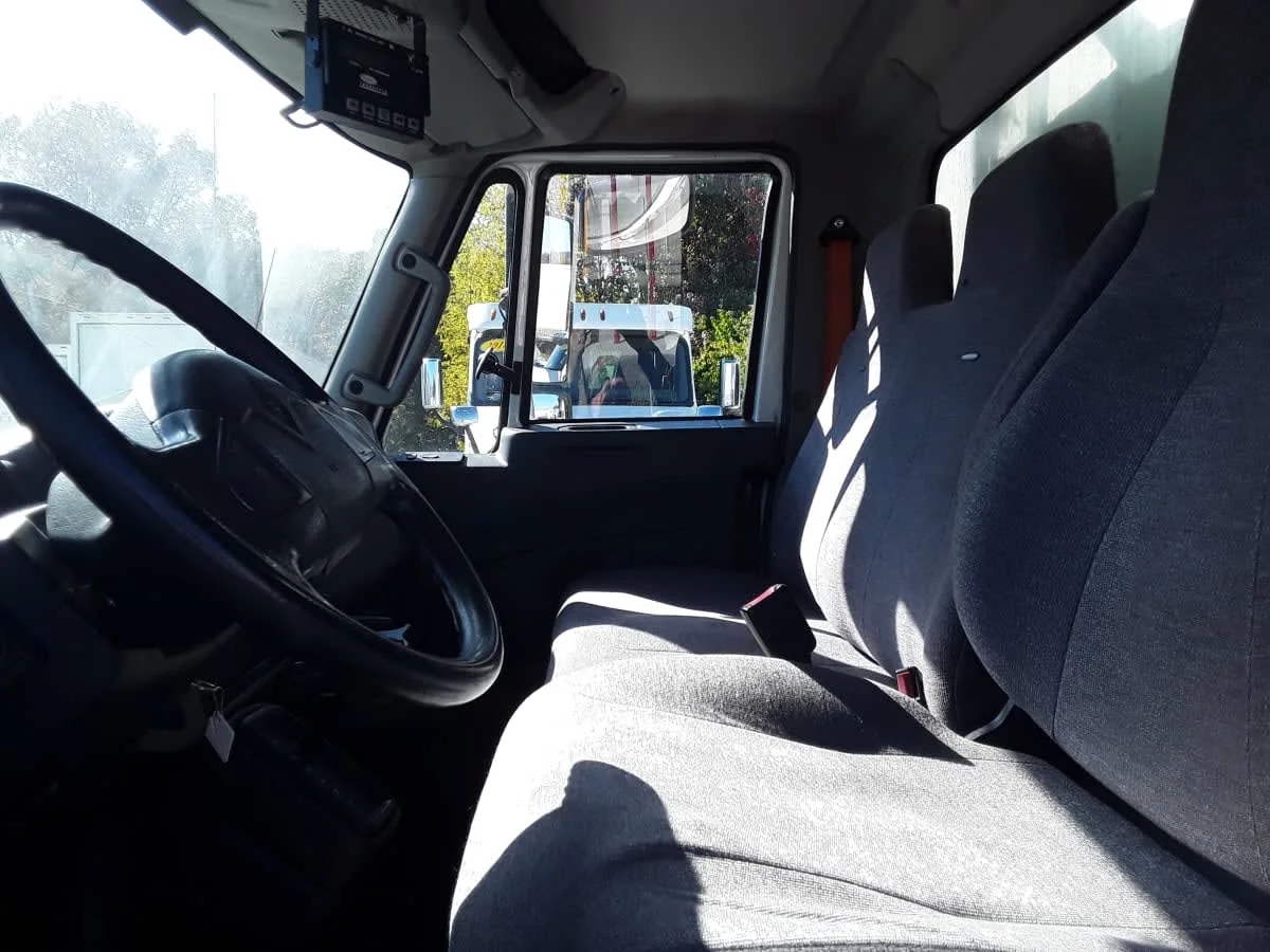 2016 International 4300 - image 8