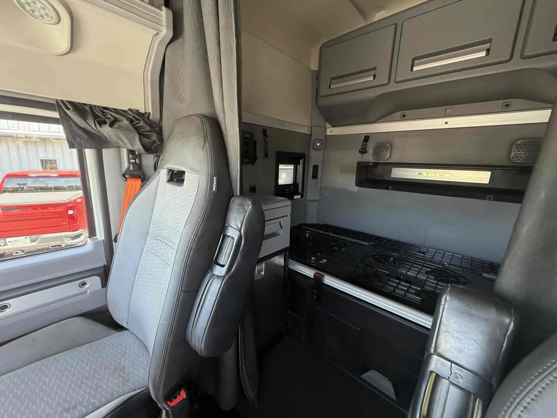 2023 Mack Anthem - image 13