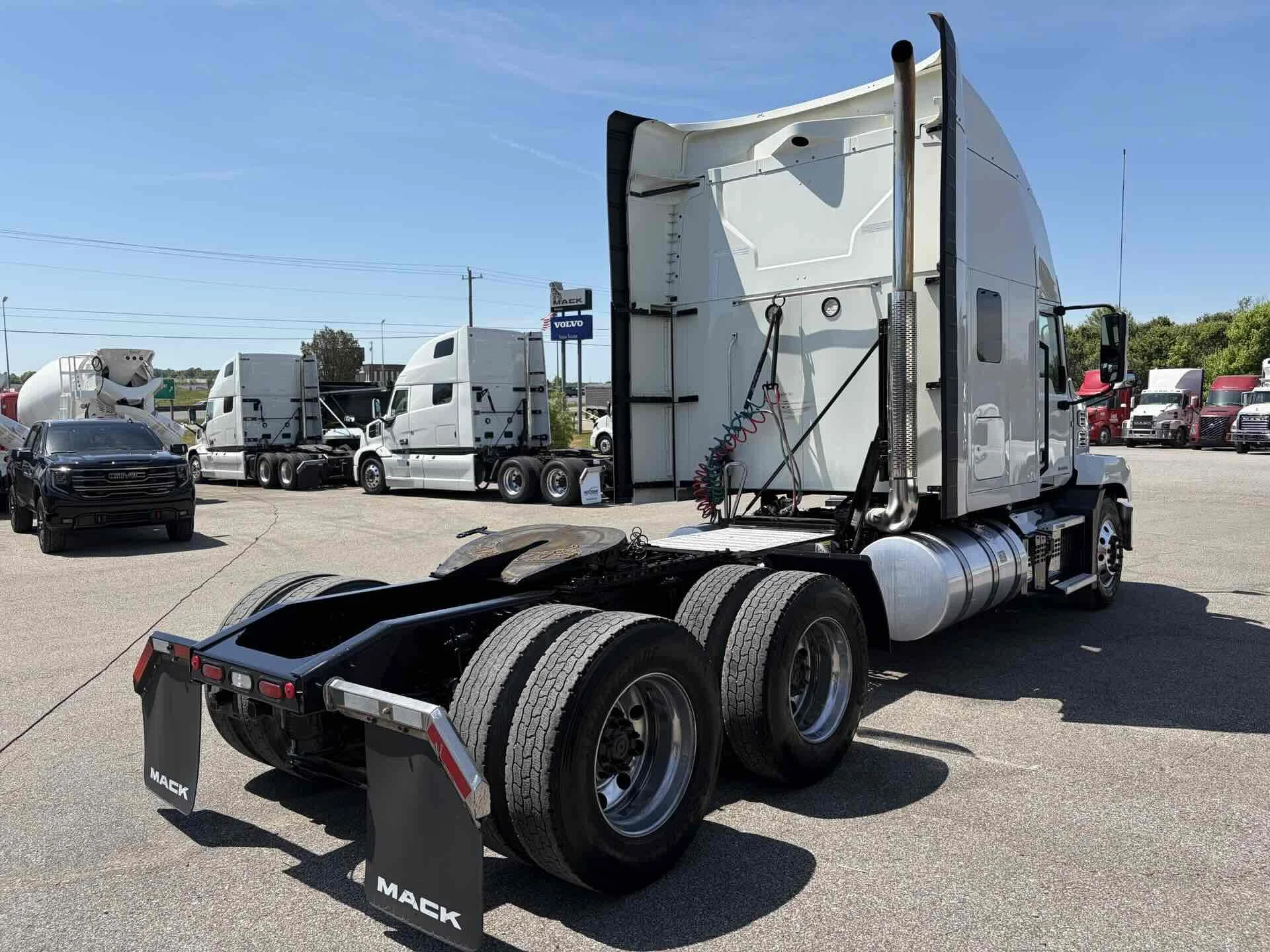 2023 Mack Anthem - image 4