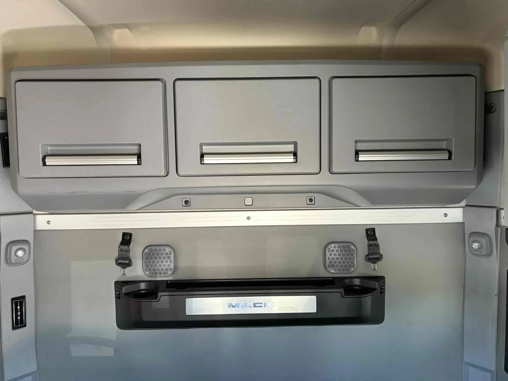 2023 Mack Anthem - image 16