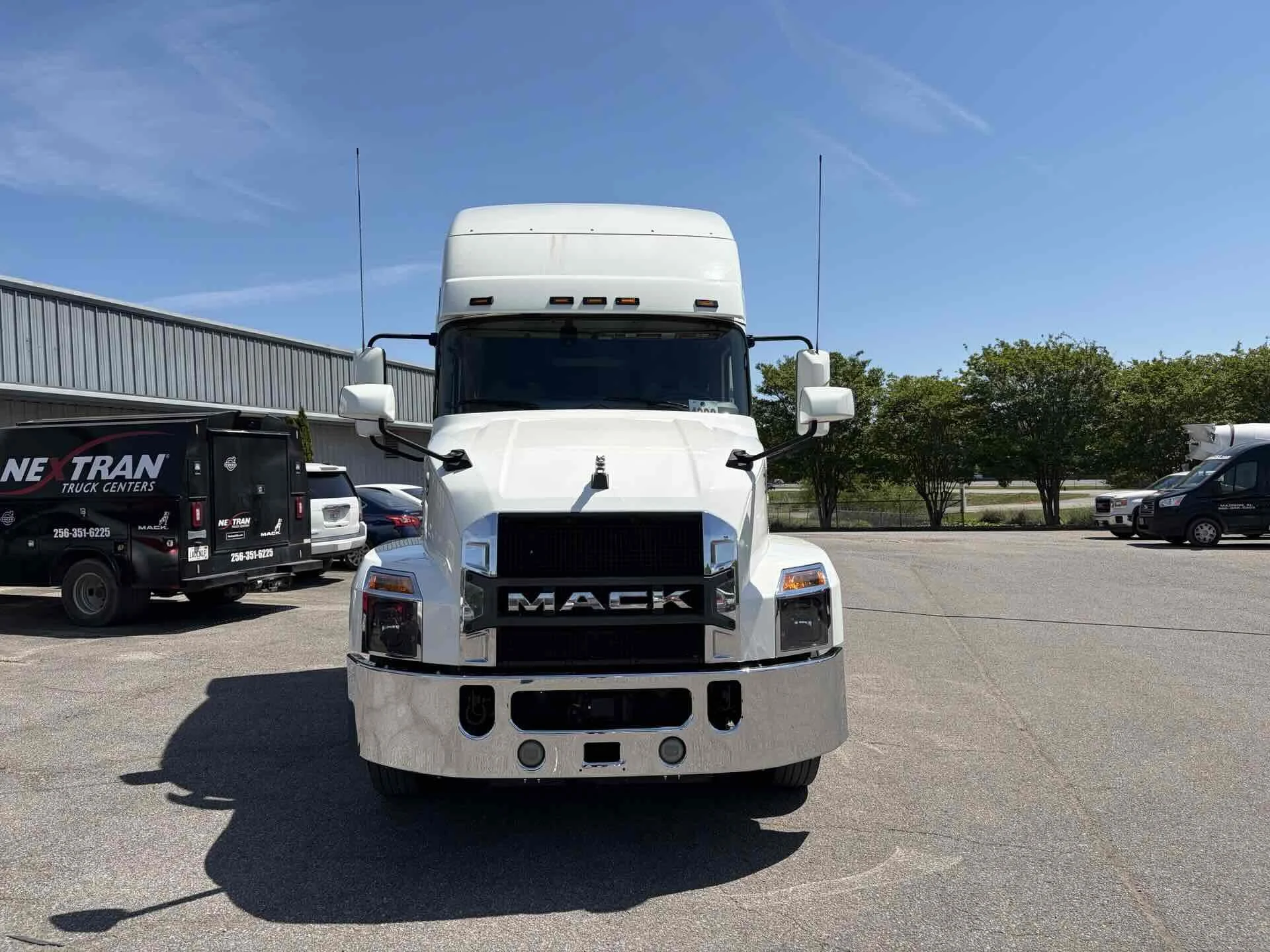 2023 Mack Anthem - image 2