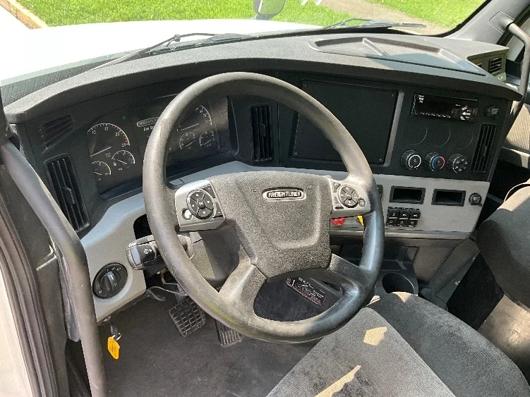 2021 Freightliner Cascadia in Reading, PA — photo 10