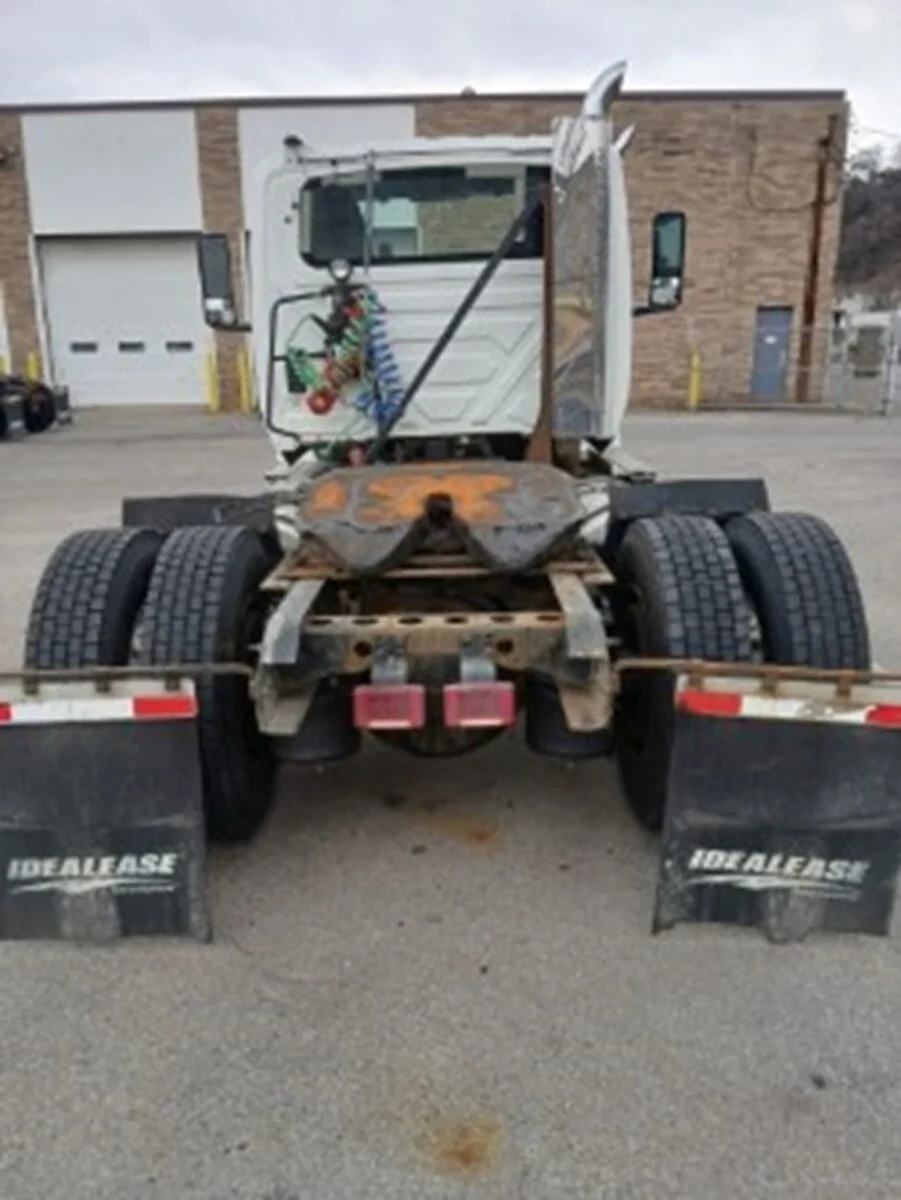 2020 International LT - image 4