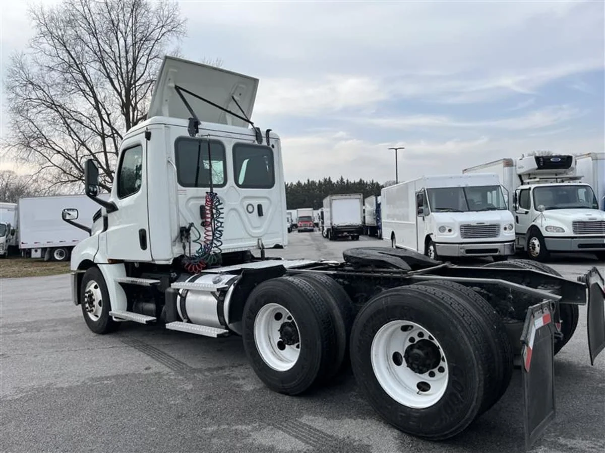 2020 Freightliner Cascadia in Beltsville, MD — photo 6