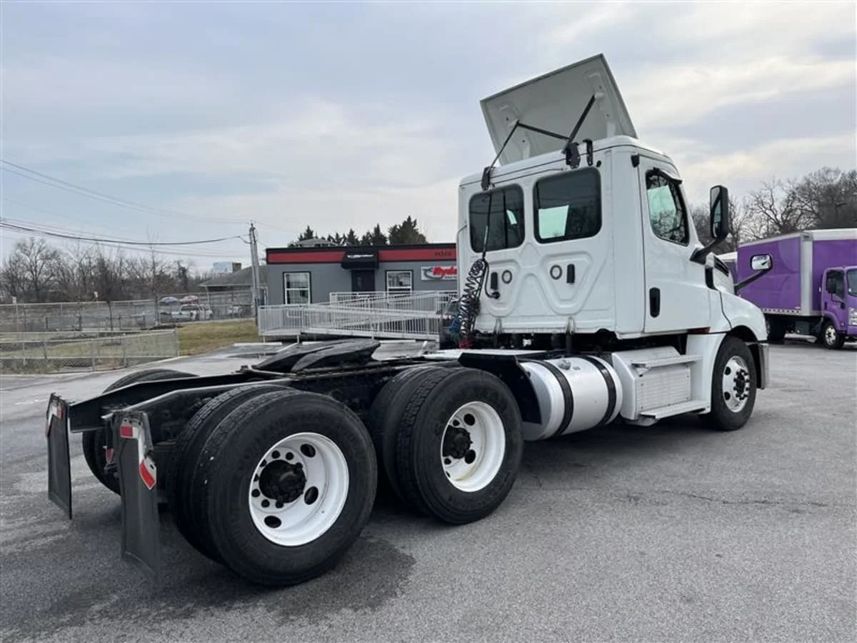 2020 Freightliner Cascadia in Beltsville, MD — photo 4