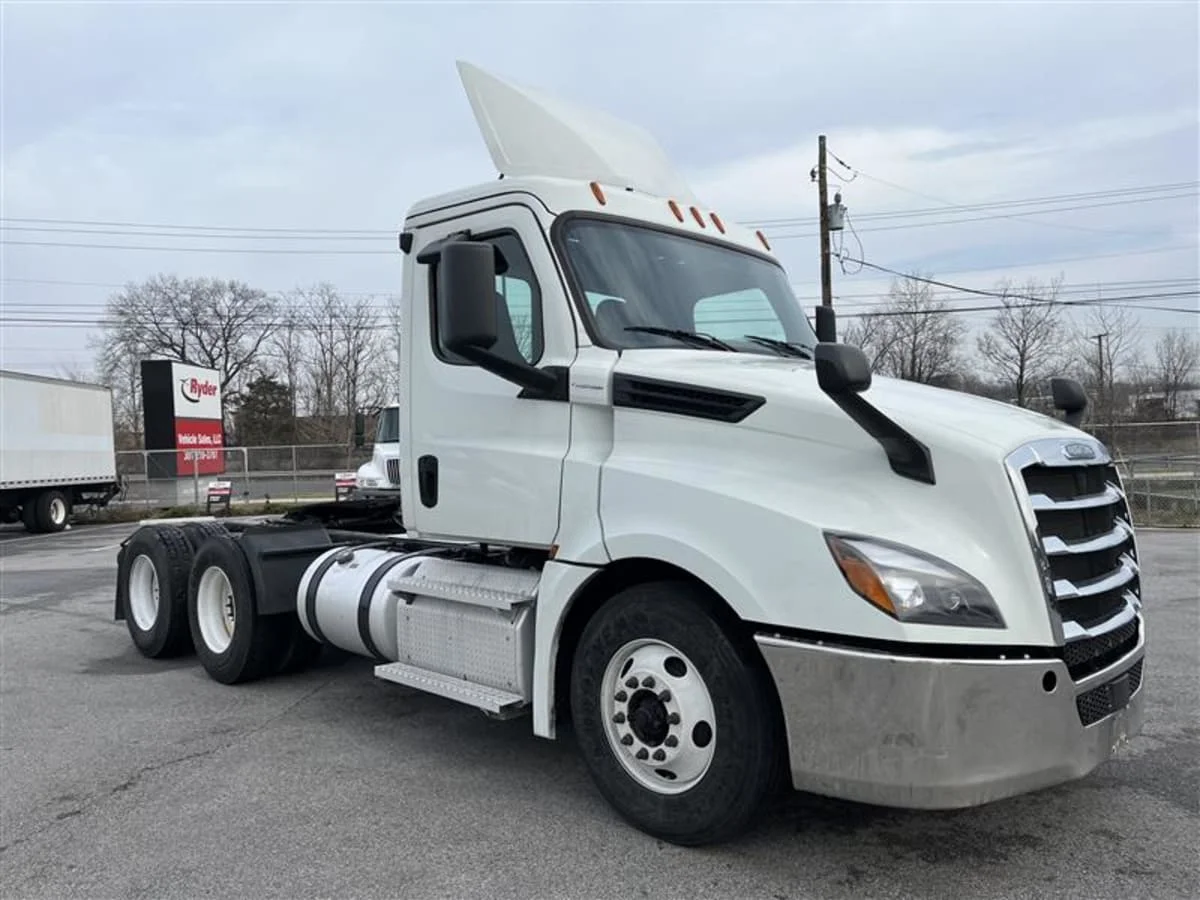 2020 Freightliner Cascadia in Beltsville, MD — photo 3