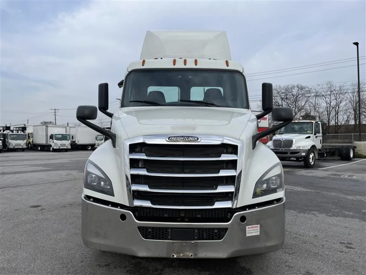 2020 Freightliner Cascadia in Beltsville, MD — photo 2