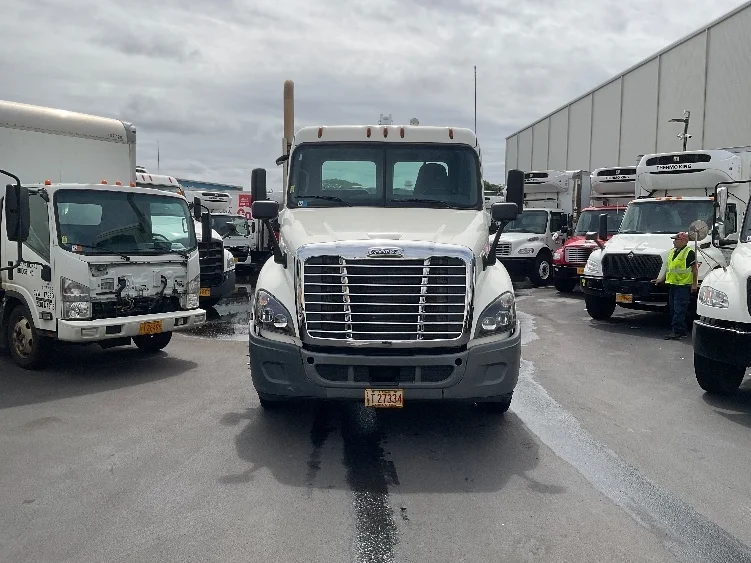 2018 Freightliner Cascadia - image 2