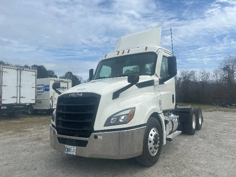 2021 Freightliner Cascadia - image 3