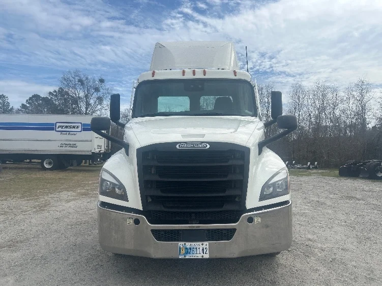 2021 Freightliner Cascadia - image 2