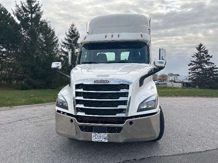 2021 Freightliner Cascadia - image 2