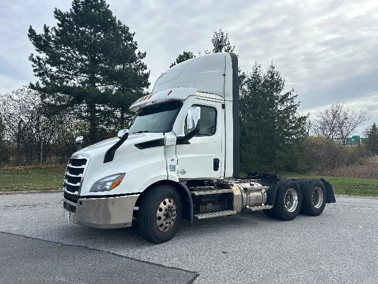2021 Freightliner Cascadia - image 3