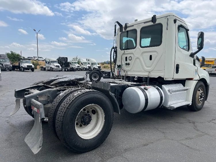 2019 Freightliner Cascadia in Fresno, CA — photo 7