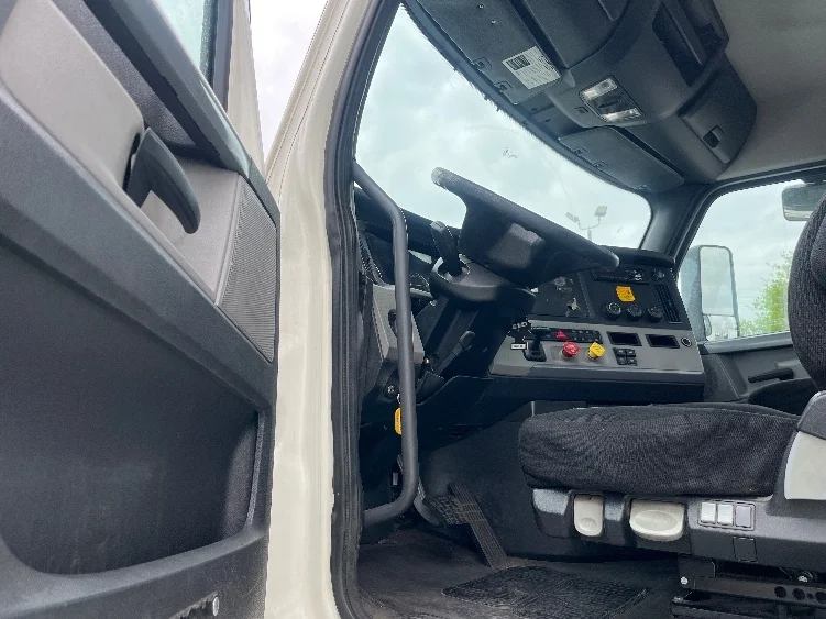 2019 Freightliner Cascadia in Fresno, CA — photo 9